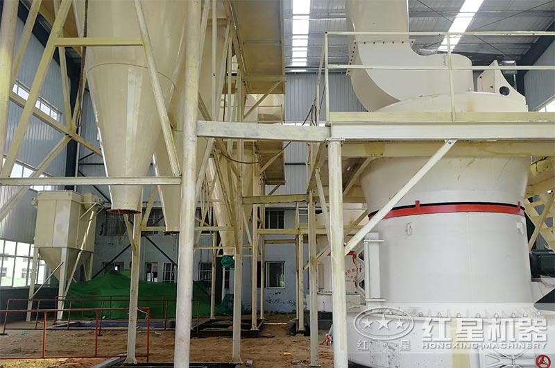 工業硅石磨粉機現場 工業硅石磨粉機現場