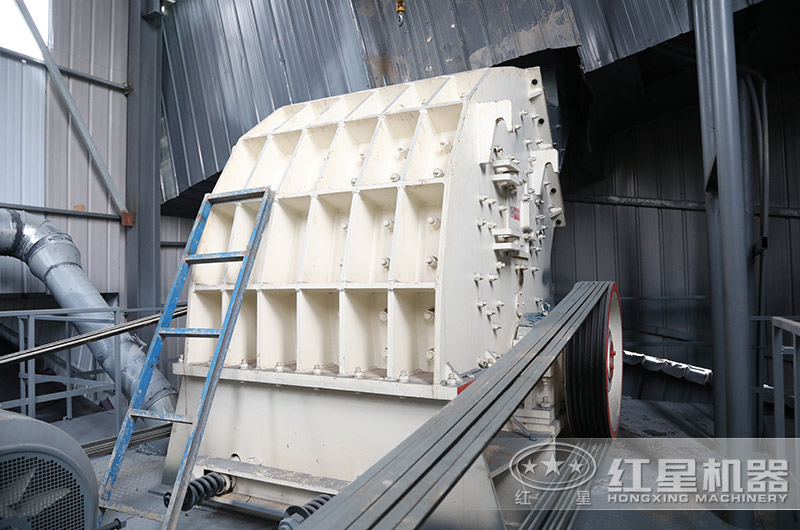 石灰石破碎客戶現(xiàn)場(chǎng)，適用錘破機(jī)