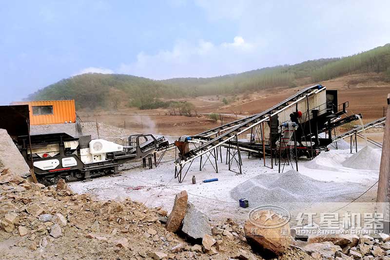 移動鄂破和移動反擊破作業(yè)現場 移動鄂破和移動反擊破作業(yè)現場