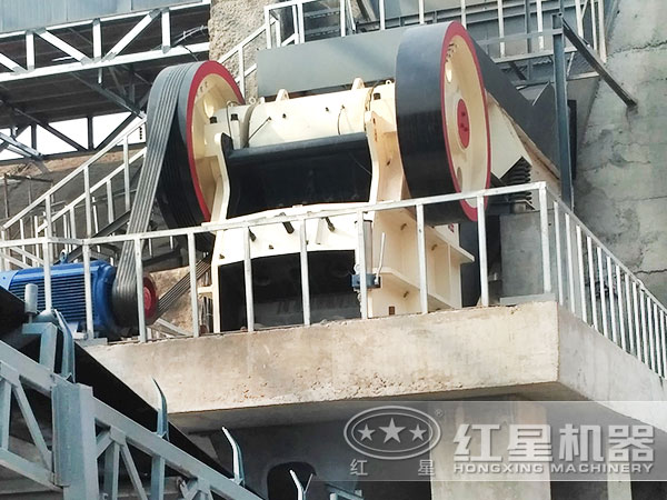 鵝卵石顎式破碎機現場作業(yè)