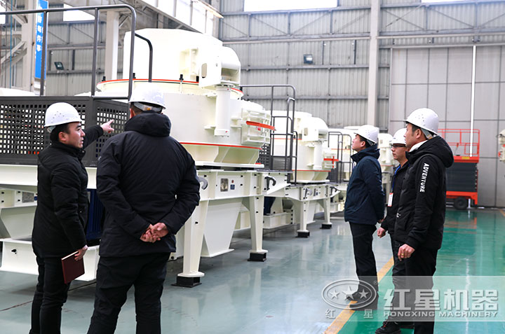 用戶來廠考察，有業務經理現場報價