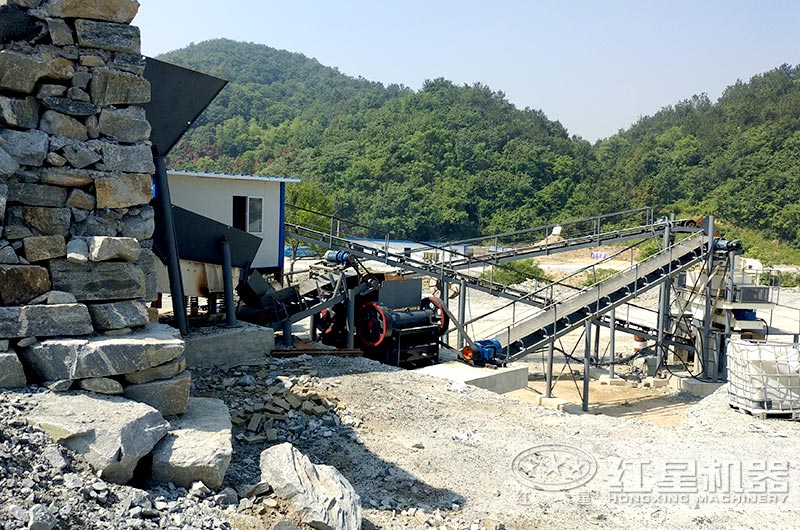 顎式細破碎機破碎現場，搭配制砂機使用